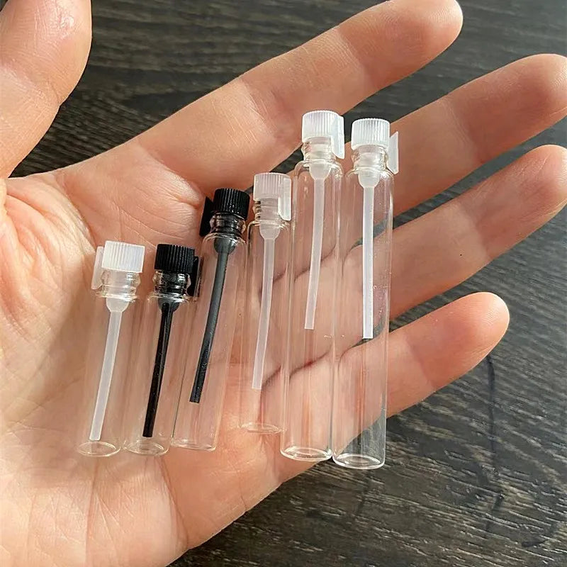 Factory Empty 0.5/1/2/3ml Mini Essential Oil Glass Bottle Round Shape with Black and White Cap Sample Perfume Bottle Custom logo