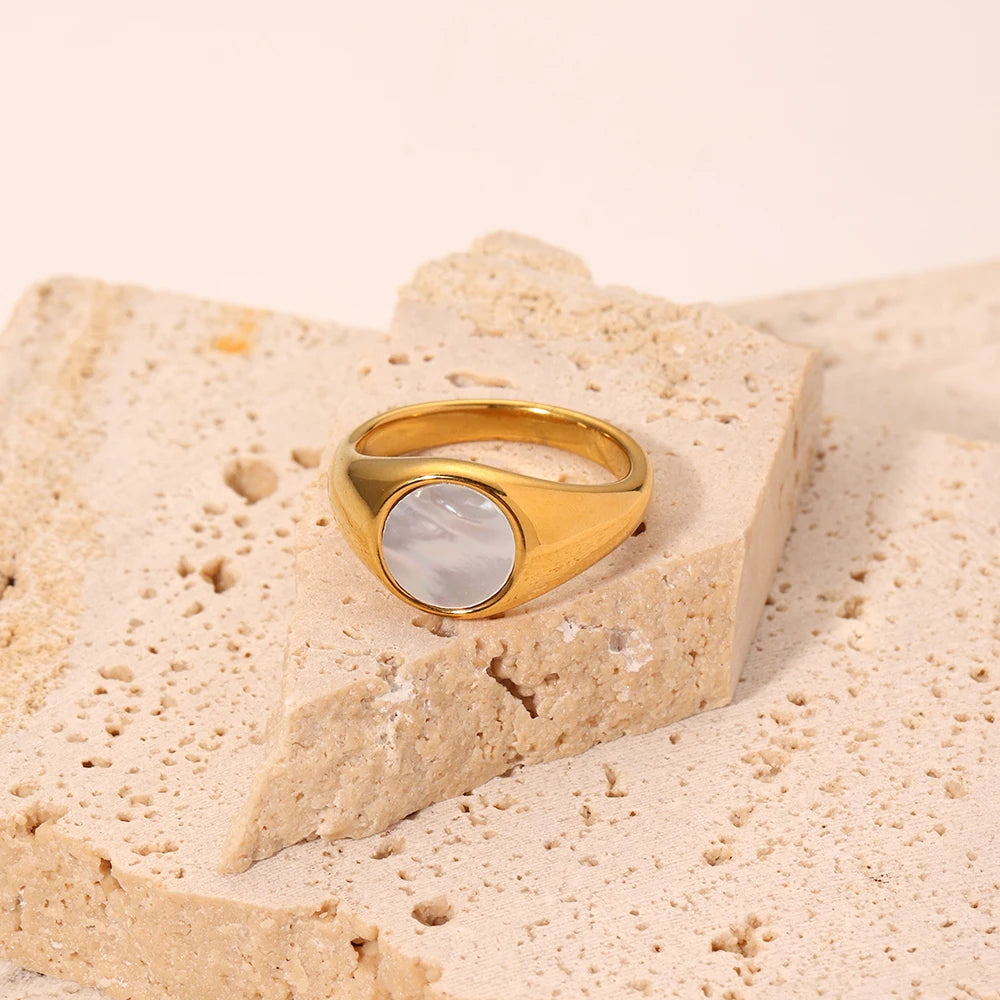Ins Fashionable 316L Stainless Steel 18K Round Shape White Shell Signet Ring with Gem for Ladies