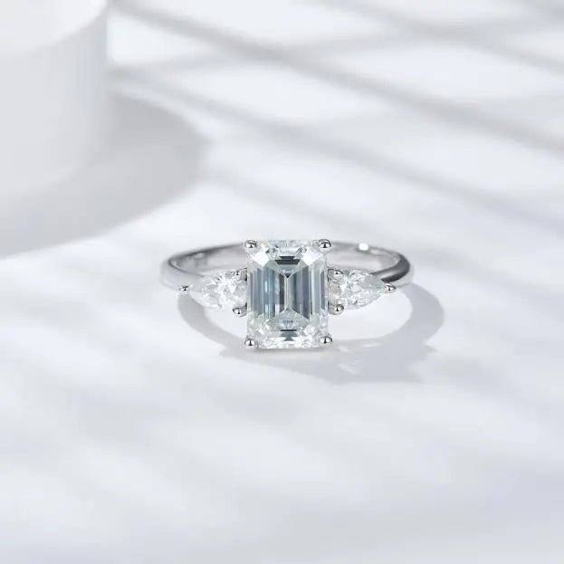 Premium VVS Handset White Moissanite Diamond 6x8mm 1.5CT Emerald Cut Moissanite Ring