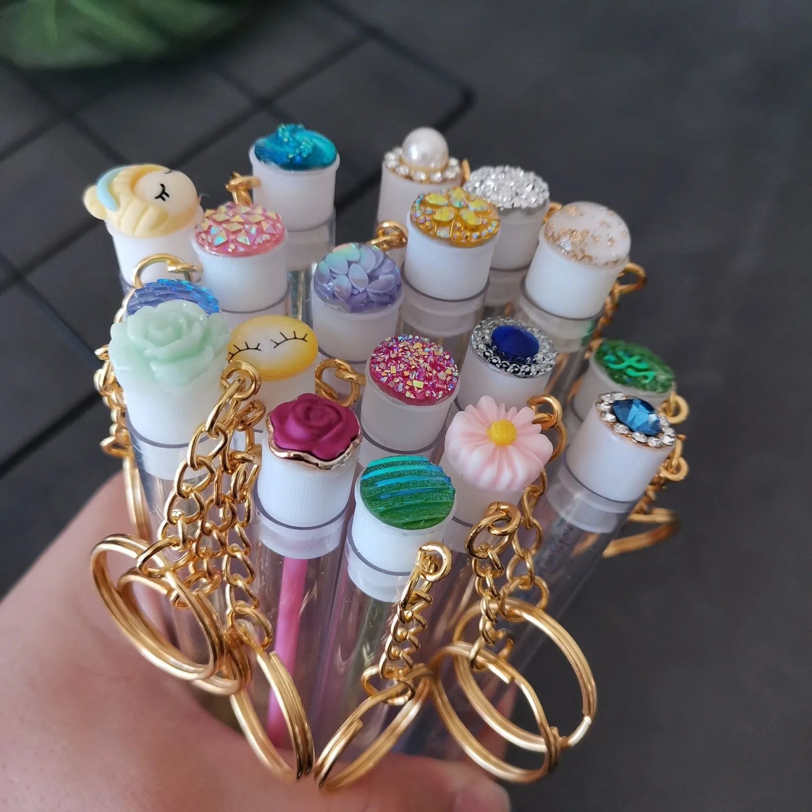 Lash Spoolie Brush Eyelash Extensions Plastic Lash Applicator Clean Mascara Wands in Tube Eyelash Extension Brush with Keychain