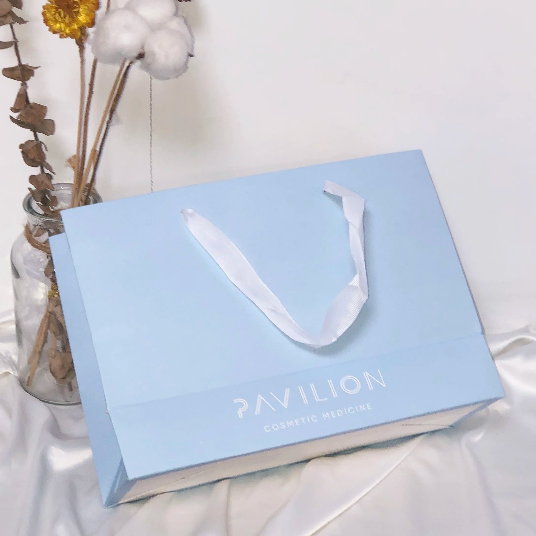 Customized White Paper Recyclable Gift Bag Hand Length Handle Varnished Surface for Cosmetic Advertising Exhibition Promotion