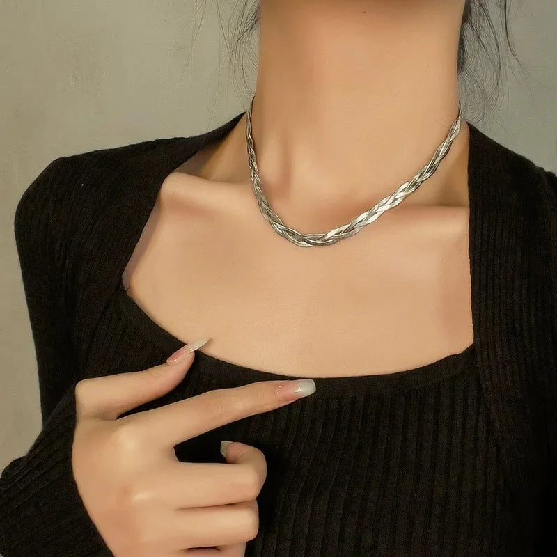 T000945916 XUPING JEWELRY Unique Niche Designer Handwoven Female Trendy European and American Personality Collarbone Necklace