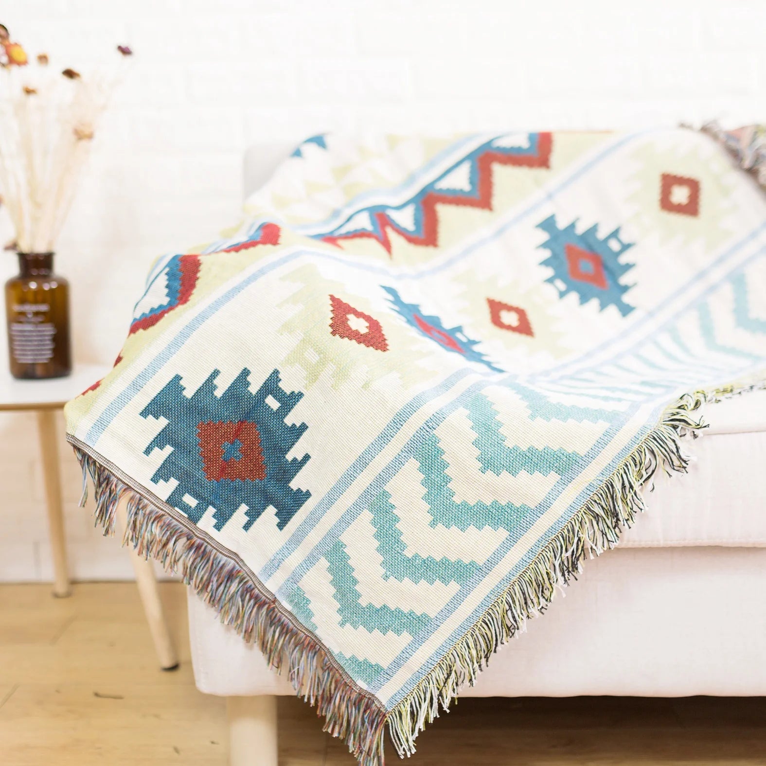 Nordic Style Custom Design Tassel Jacquard Woven Cotton-Polyester Throw Blanket Rug-All-Season Factory Wholesale