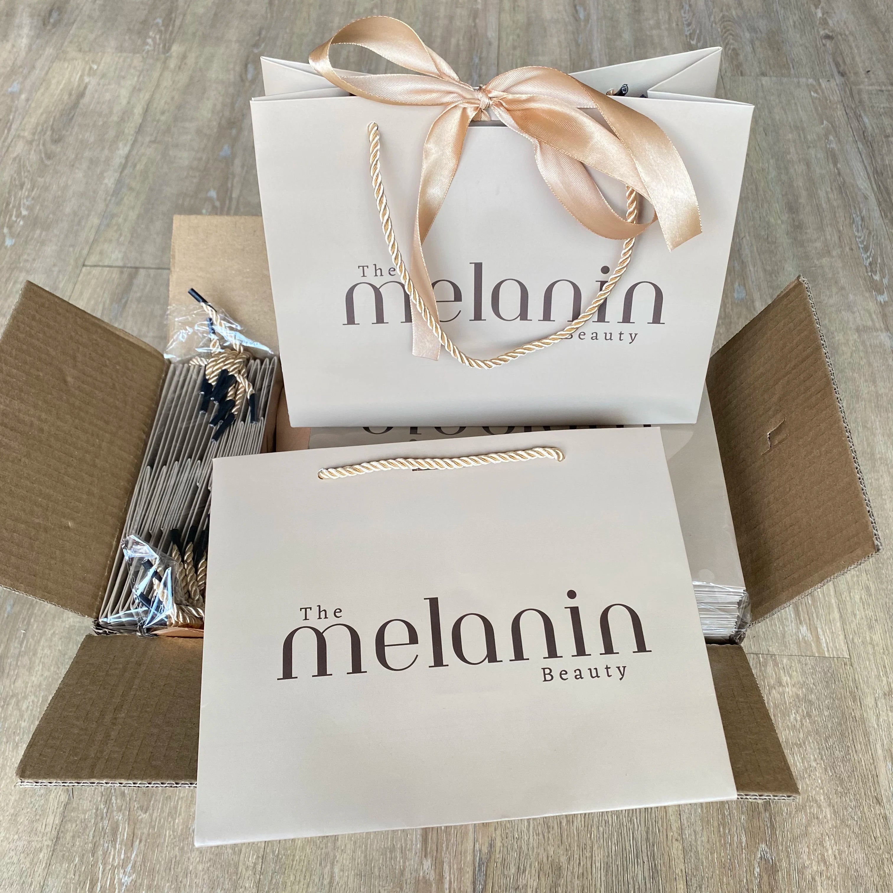 Customizable Luxury Eco-friendly White Kraft Paper Gift Bags Recyclable with Clothing Store Shopping Logo