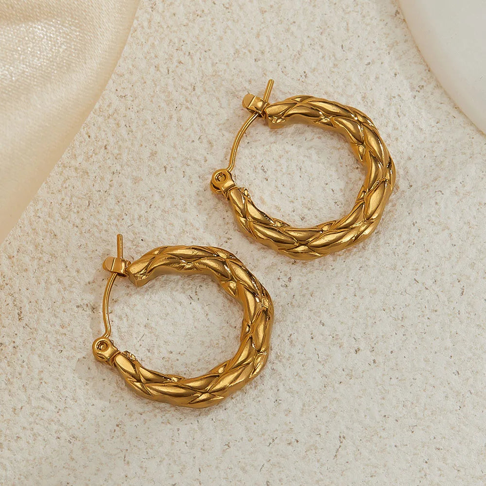Ouj Exquisite Modern Waterproof Girls Minimalist Geometric 18K Gold Filled Stainless Steel Textured Circle Huggies Hoop Earrings