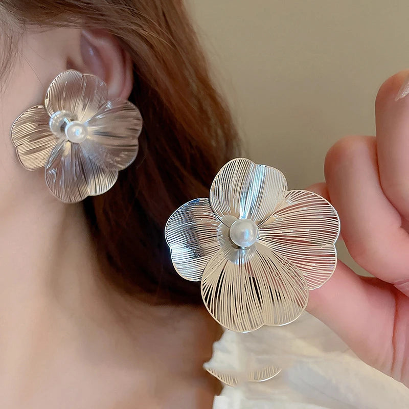 New Fashion Flower Shaped Pearl Earrings Women Personalized Gold Plated Silver Needle Flower Earrings