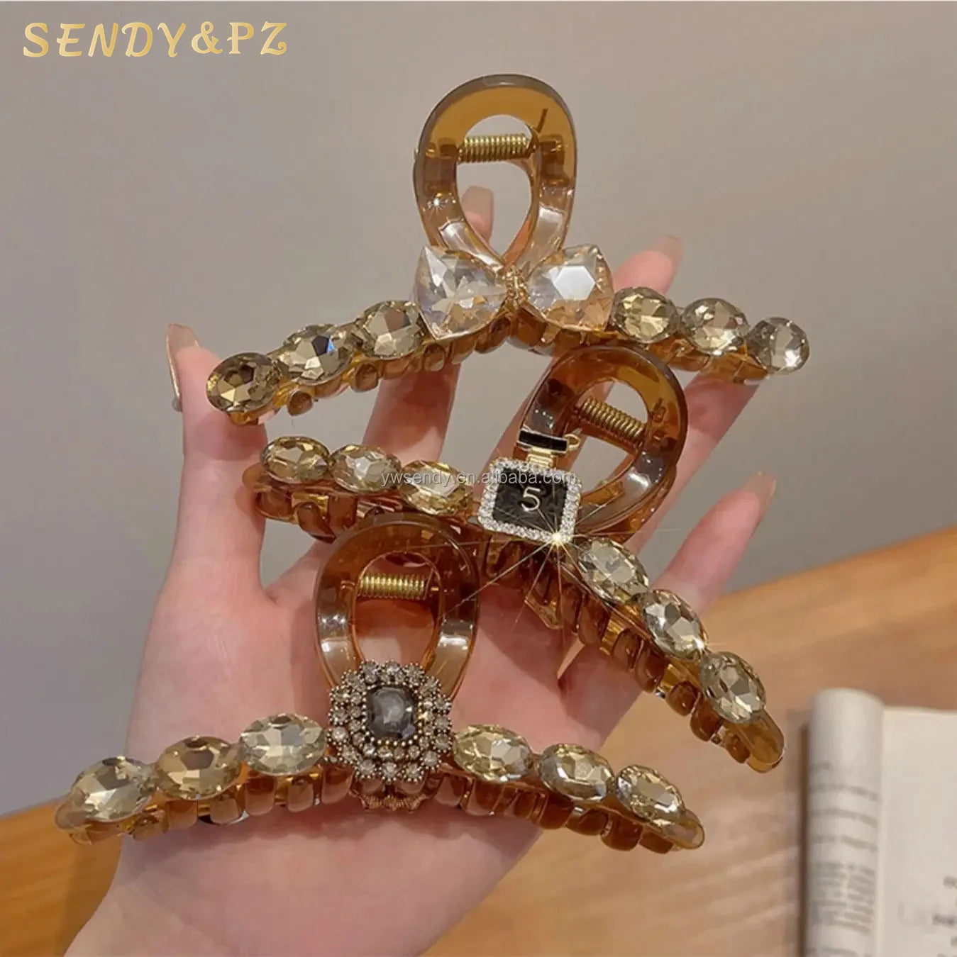 Wholesale New Vintage Hair Accessories Large Pearl Rhinestones Light Luxury Hair Clips Women Summer Shark Clips