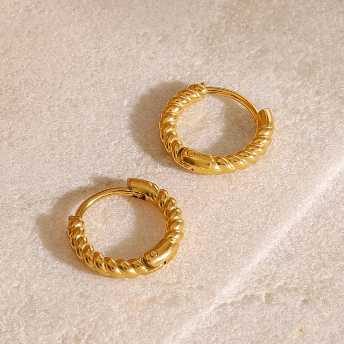 J&D Minimalist Stainless Steel 18k Gold Hoop Earrings Everyday Twist Wire Trendy Geometric Pattern with Classic Pearl Accessory