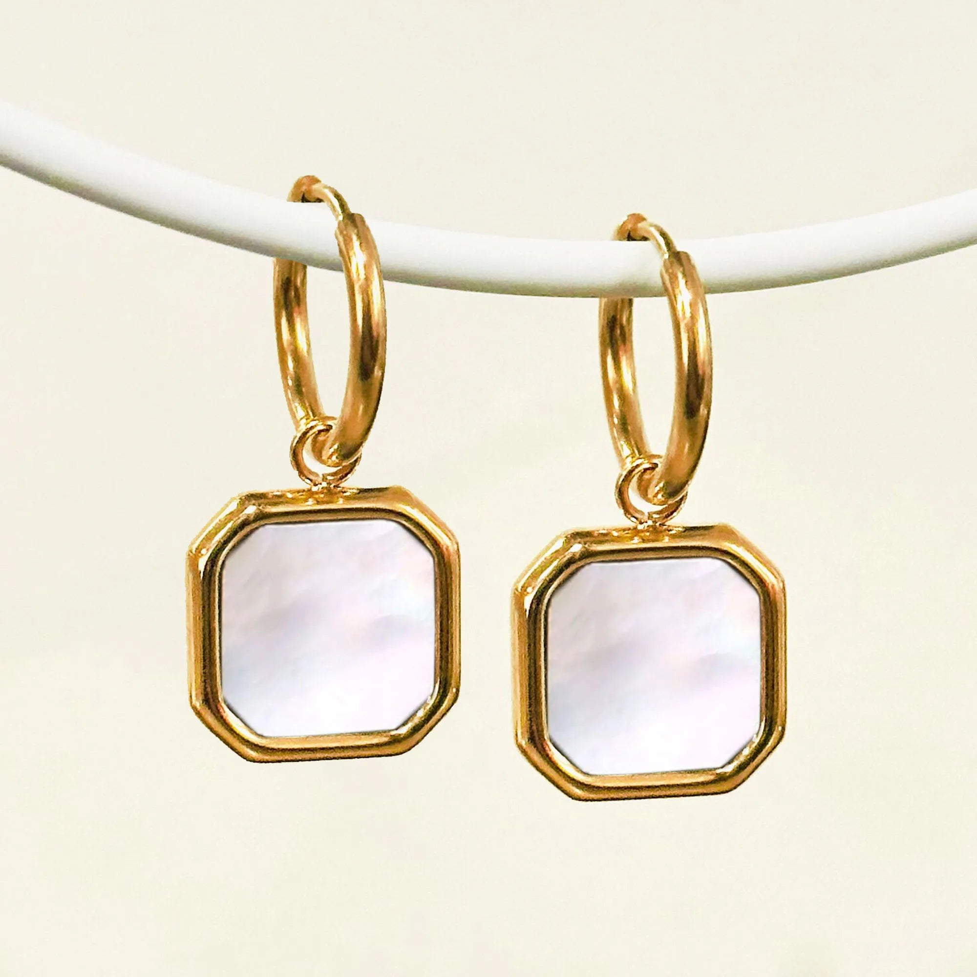 New Design Good Quality Fashionable Jewelry White Pearl Earrings 18k Gold Plated Natural Stone Dangle Earrings for Men Woman