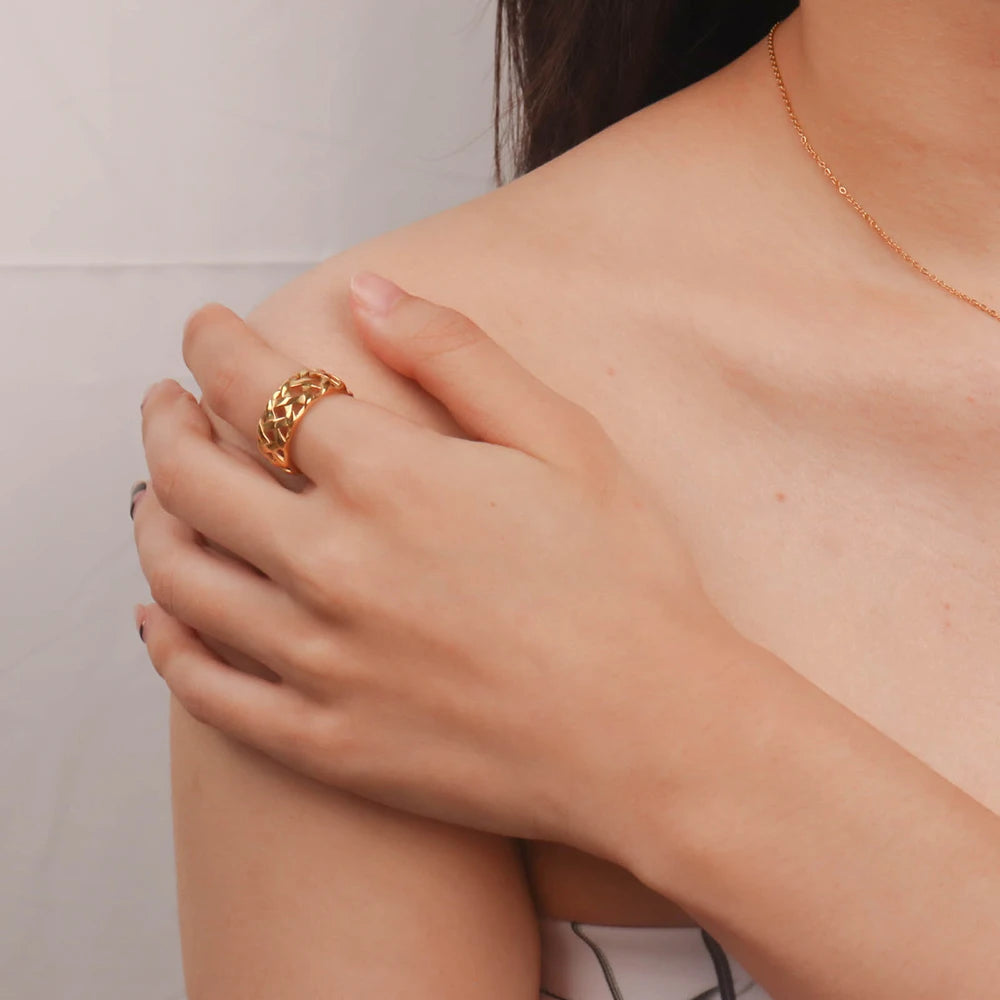 Chris April Fashion Jewelry PVD Gold Plated 316L Stainless Steel Non-tarnish Knitting Hollow Band Rings