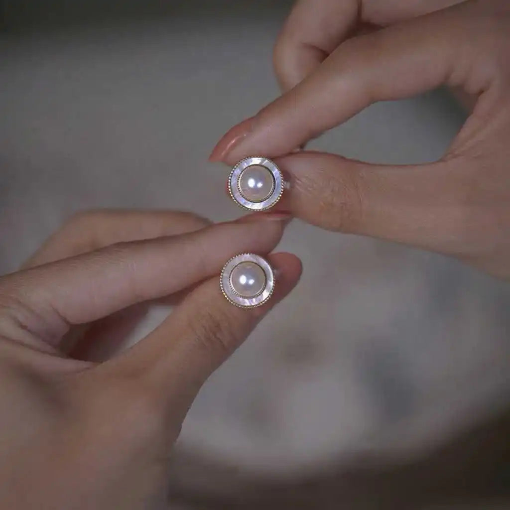 Retro Luxury Disc Design with Mother of Pearl Earrings and 7-8mm Natural Freshwater White Bread Pearl Earrings for Women