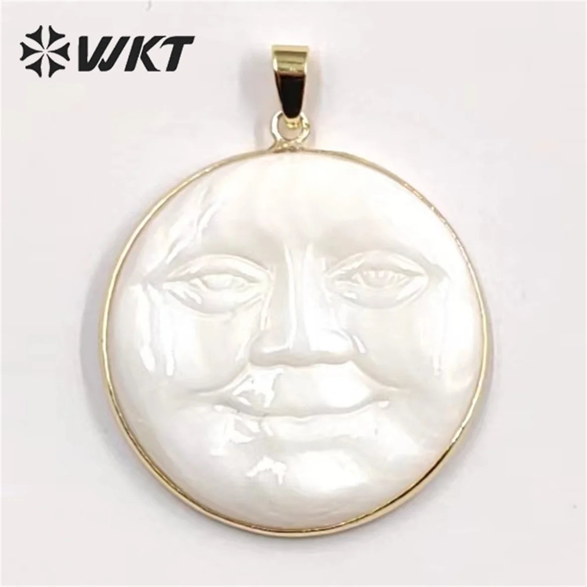 WT-JP334 Big Size 35MM Natural White Shell Sun Pendant Gold Bezel Unique Energy Hand Carved Smile Pendant for Necklace