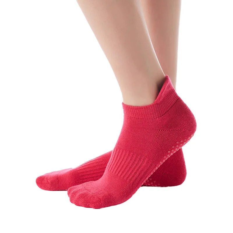 Breathable Thick Knitted Spandex/Polyester/Cotton Womens Athletic Socks Non-Slip Crew Length for Pilates Yoga Autumn Season