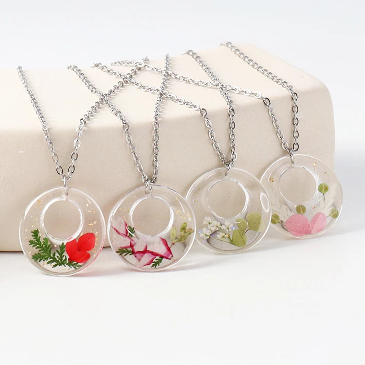 Ladies Fashion Jewelry Round Hollow Design Resin Dry Flower Necklaces Fine Pendant Necklaces Other Fashion Necklaces Charm