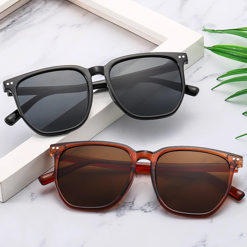 2024 UV400 Custom Retro Vintage Shades Fashion Eyewear with Black PC Frame and Lens Logo Pure Color Glasses