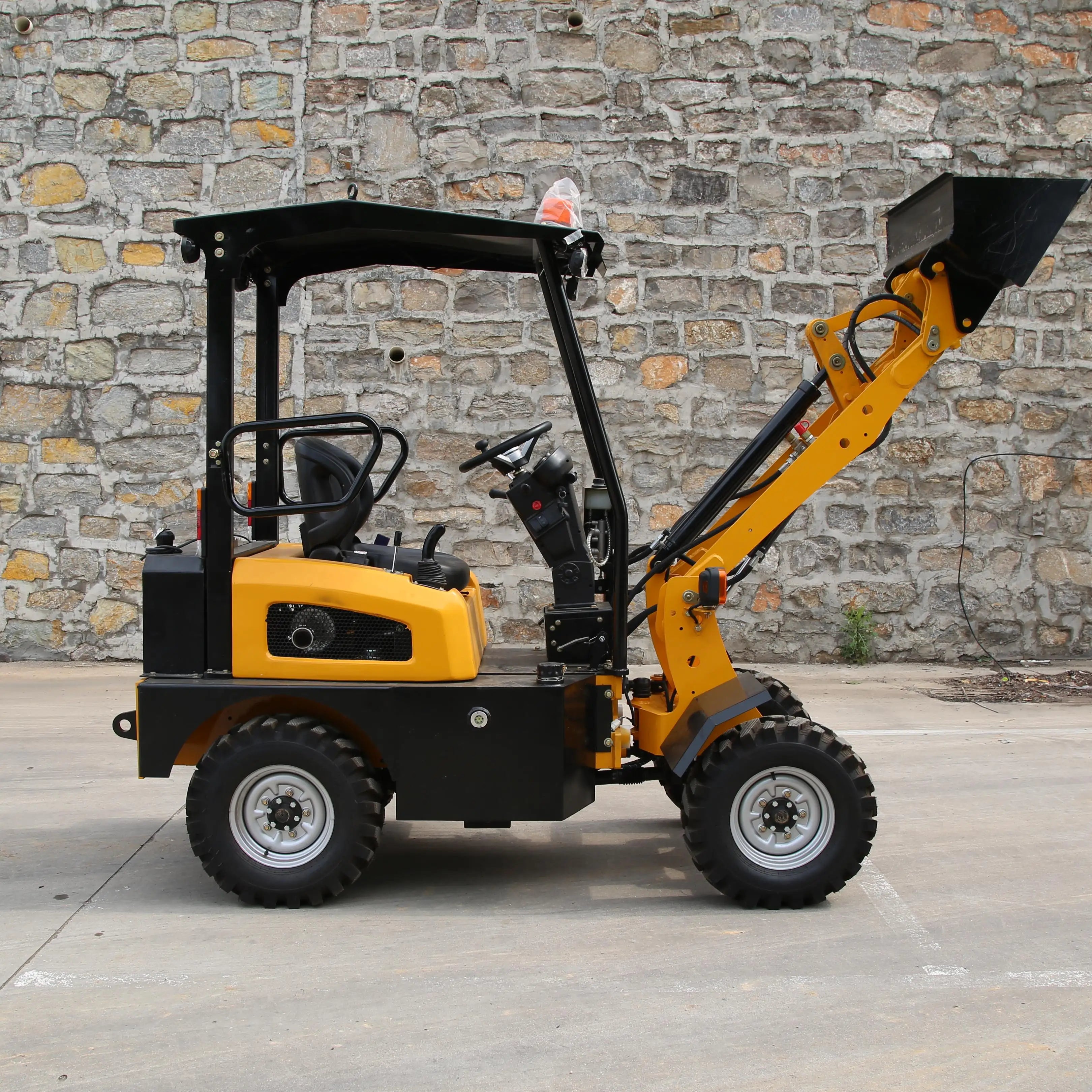 China Mini Loader with EPA Engine Attachment 400kg Load Capacity Used Condition Small Roof Loader for Home Use