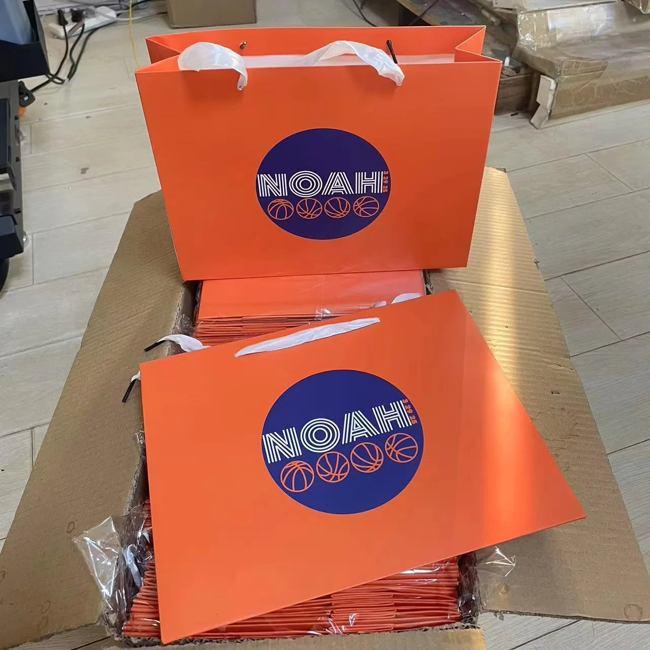 Wholesale Custom Gift Bags with Logo Shopping Bag with Hot Stamping Paper Bags Beautiful Logo