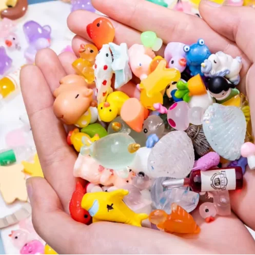Random 100pcs Cartoon Kawaii Miniature Animal Figurine Tiny Toy for Kid Cute Mini Figure Resin Ornament Aquarium Cake Decoration