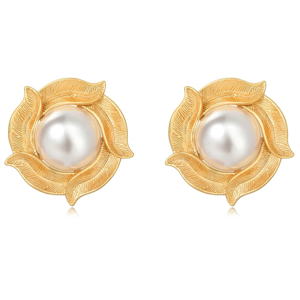 Light Luxury Trendy Brass French Retro Sunflower Bright White Pearl 18K Gold Plated Charm Earrings Unisex Gifts Factory