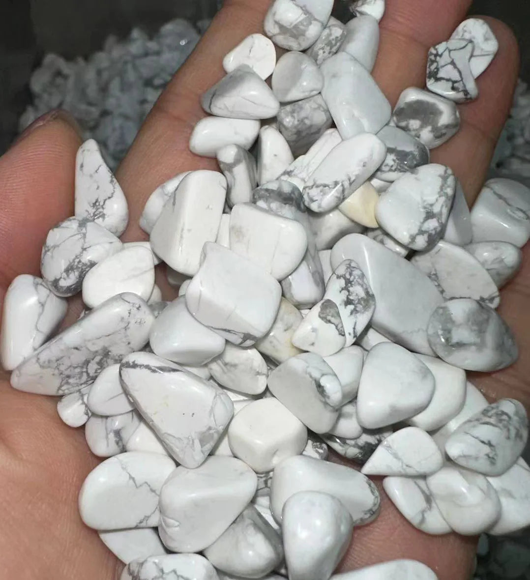 Wholesale Natural Howlite Crystal Chips Carved White Gravels Gemstones for Angel Home Decor and Gift Healing Stones