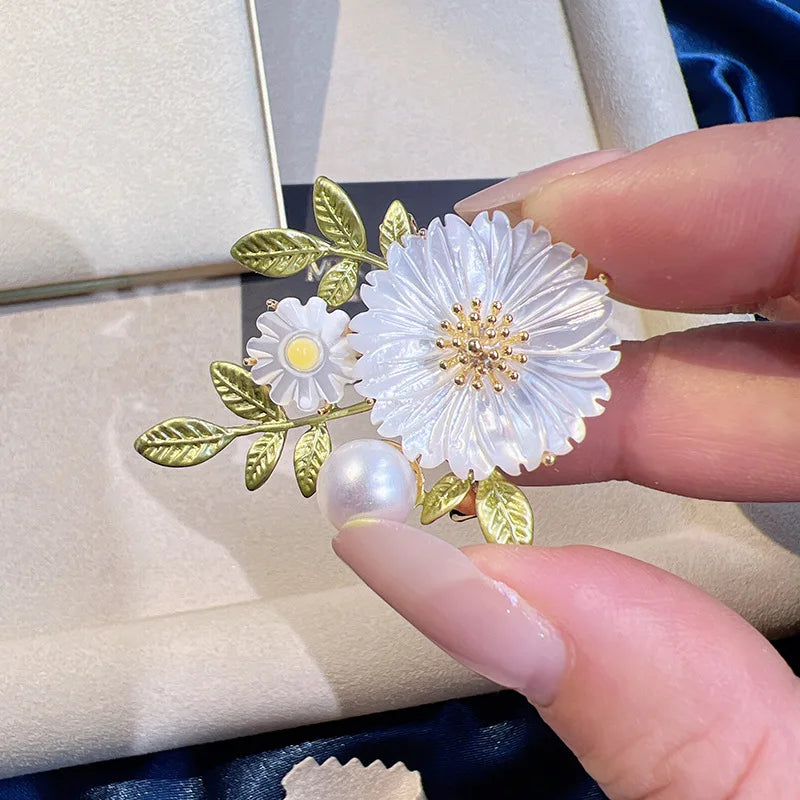 Natural Shell Green Leaf Daisy Pearl Brooch Internet Famous Flower Men's Women's Coat Pearl Chest Flower 8mm White Bread Pearl