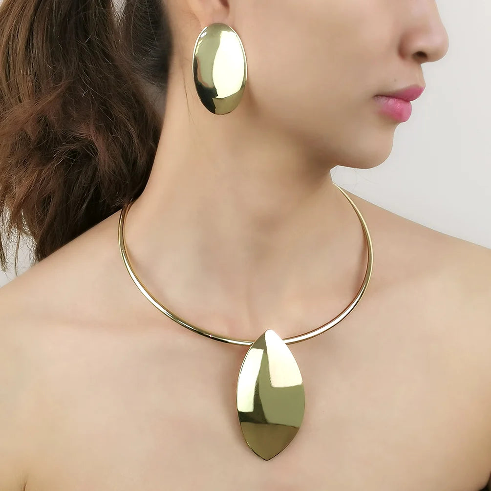 New Hot Sale Simple Classy Jewelry Set Alloy Pendant Torque Necklace Trendy Oval Stud Earrings Set for Women Accessories