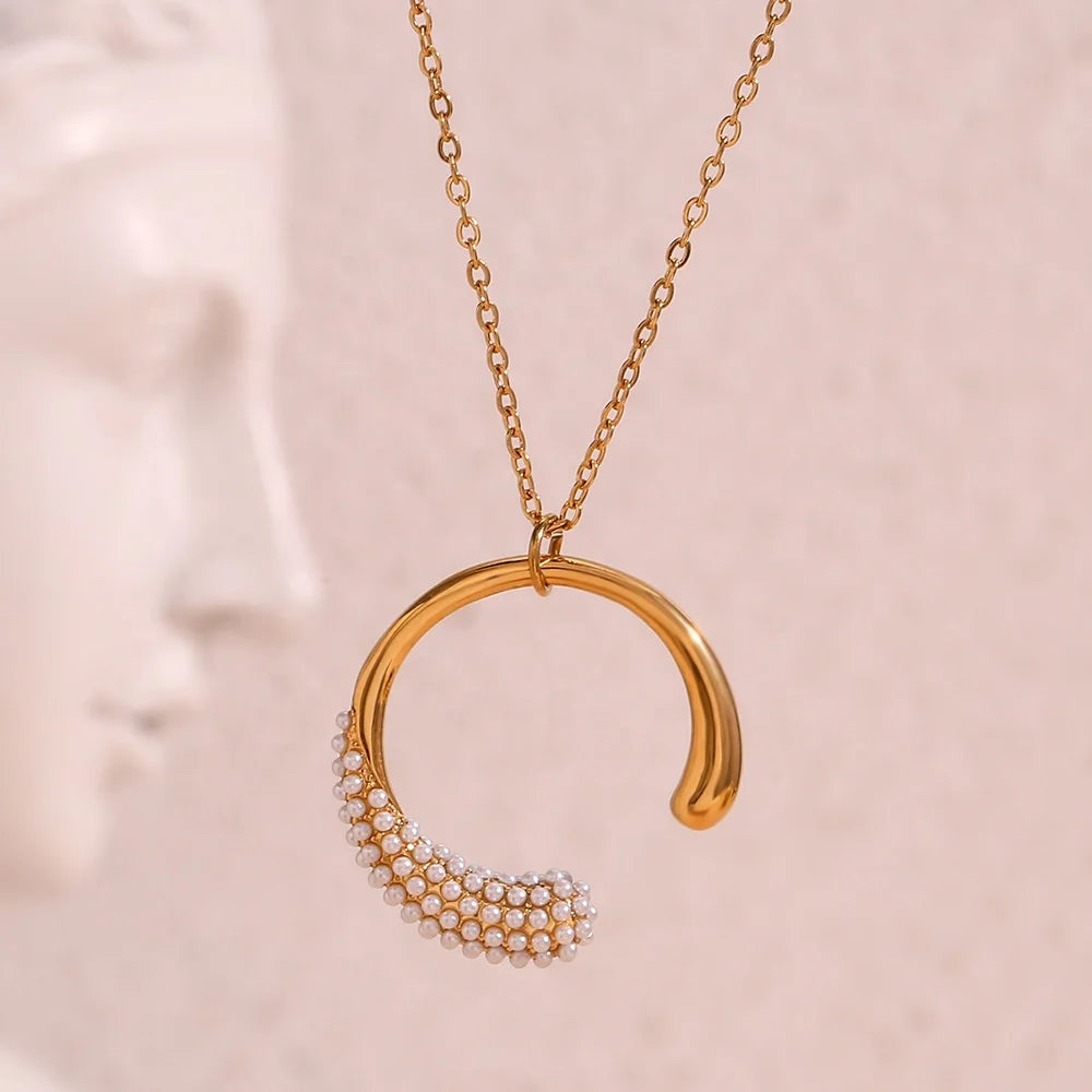2023 New Arrivals Trending Pearl Moon Pendant Necklace 18K Gold Plated Stainless Steel Vintage Style for Gifts and Weddings