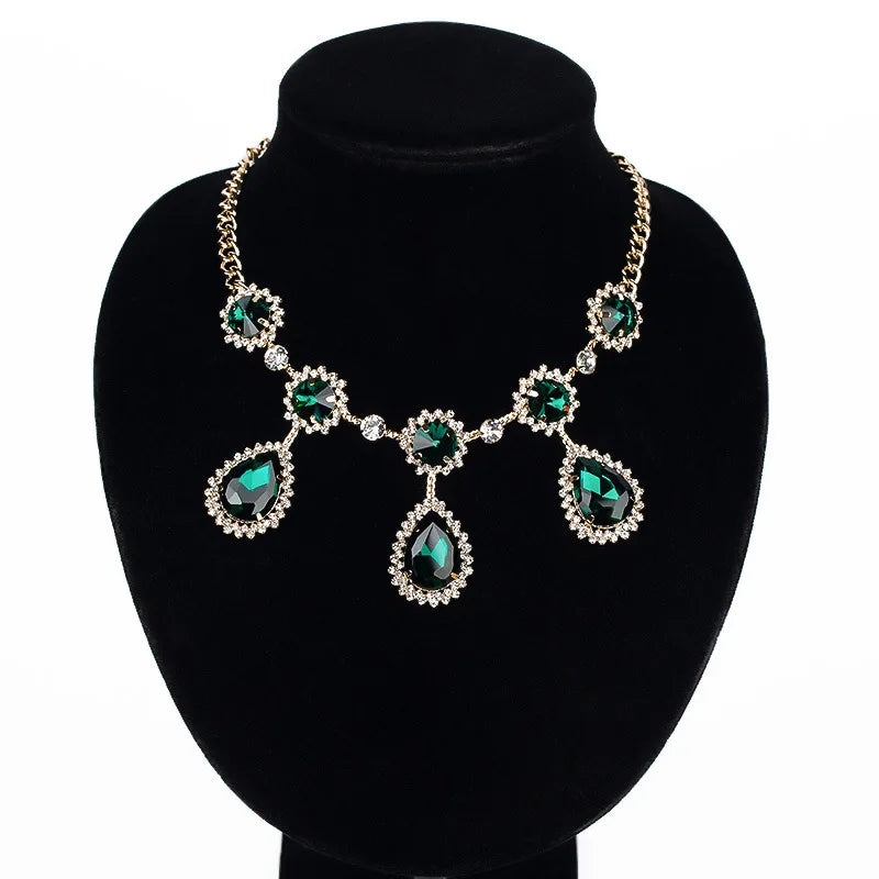 2022 Vintage Style Luxury Gold Plated Emerald Rhinestone Necklace Short Clavicle Link Chokers with Teardrop Statement for Women