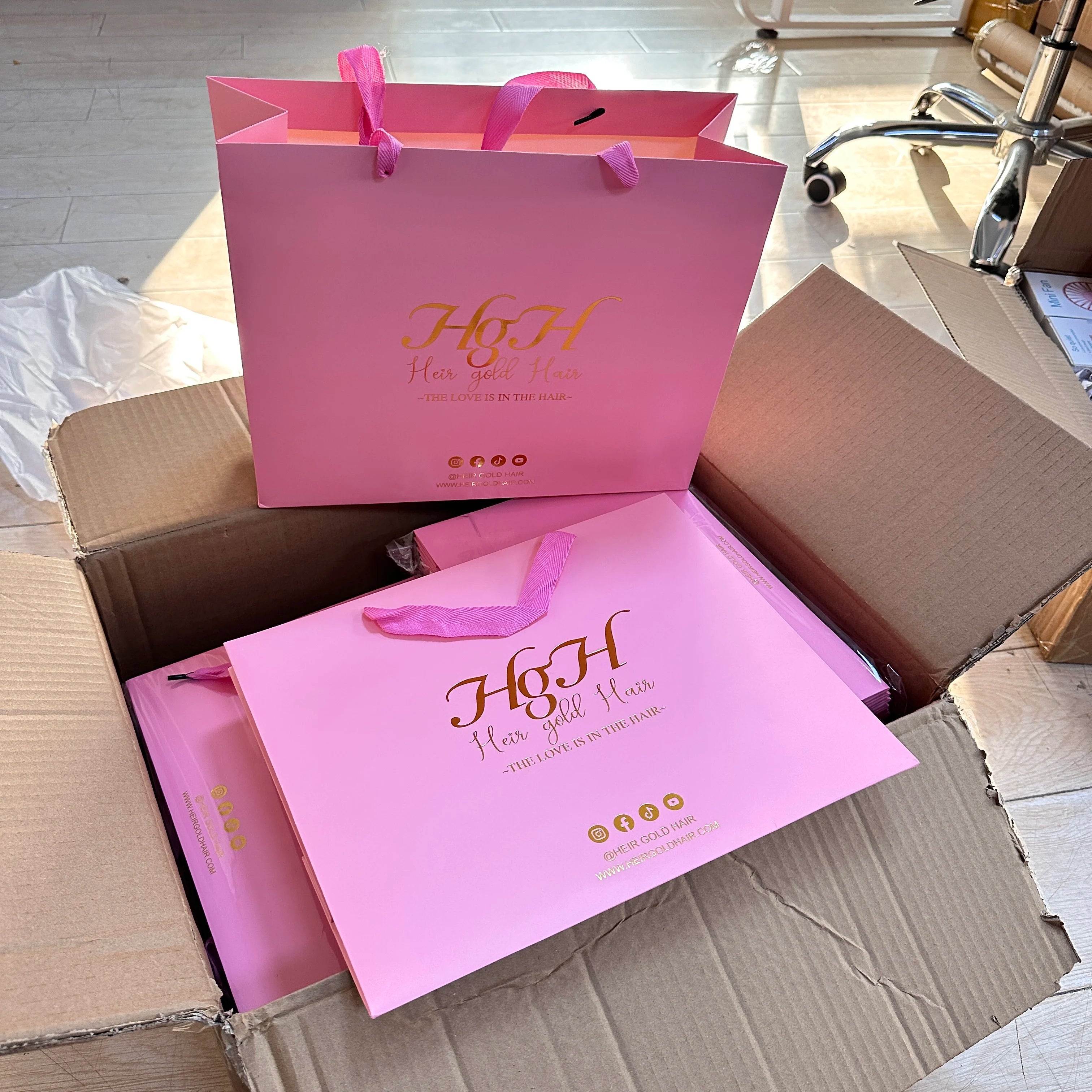 Custom pink Paper Bags Cardboard Luxury White Kraft Paper Gift Bag With Ribbon Handle for Shopping Bag With Your Own Logo