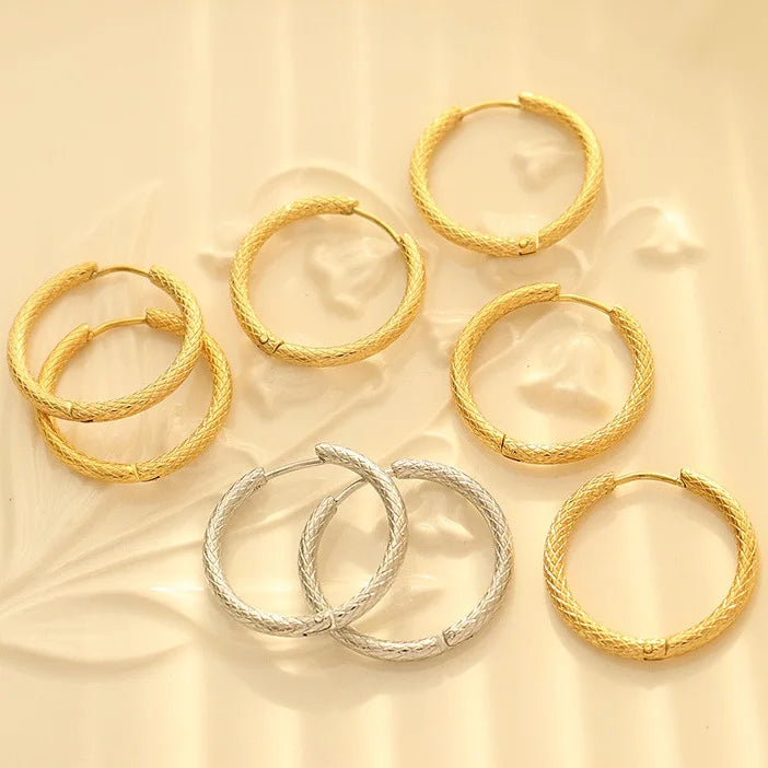 Simple Classical Textured Snake Skin Grain 18k Gold Plated Stainless Steel Silver Hoop Earrings for Women Daily Wear