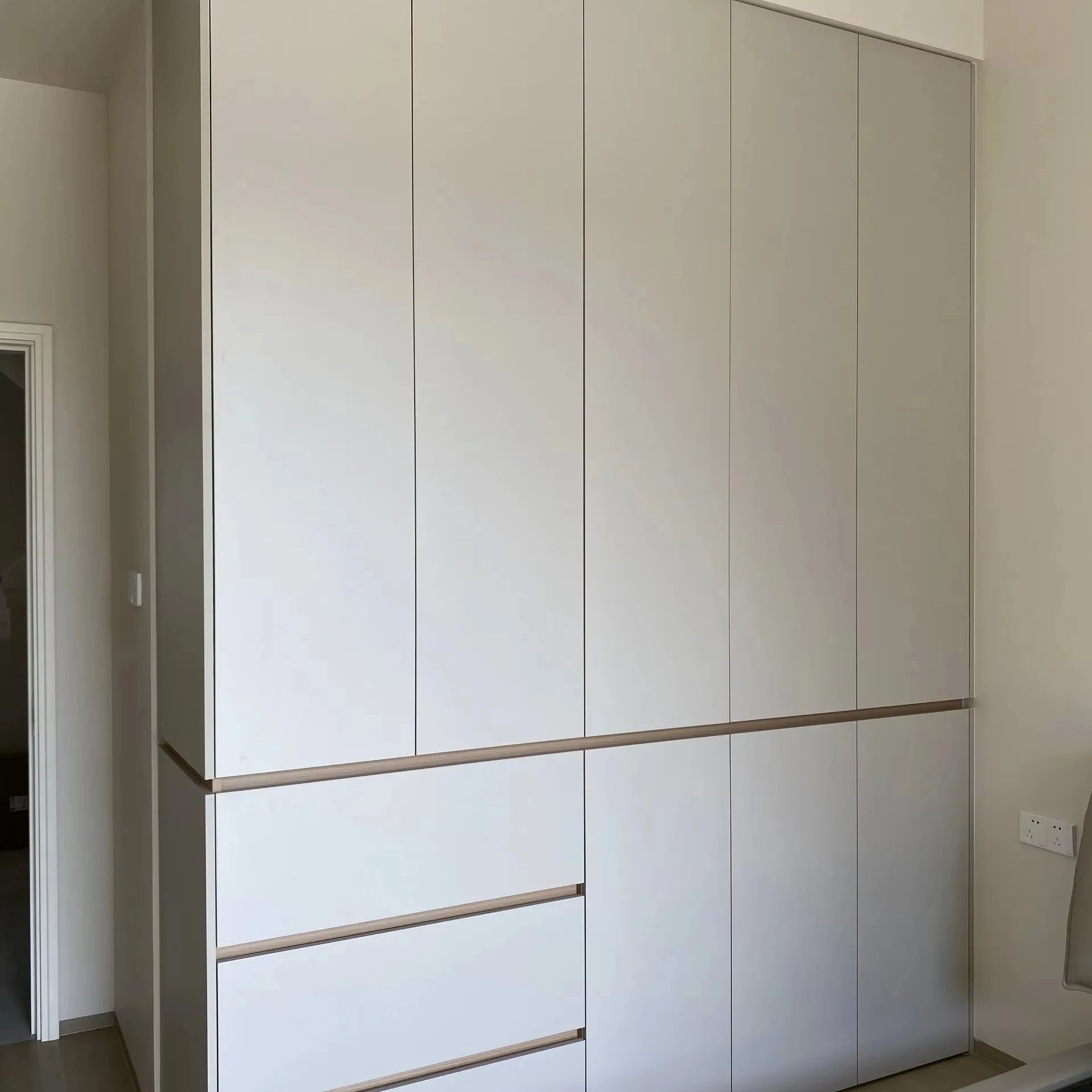 Best-Selling Elegant Sleek White Wardrobe Space-Saving Closet for Home Bedroom with Adjustable Shelves Large Capacity