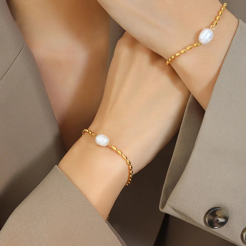 Wholesale New Fashion 18K Gold Stainless Steel Bracelets Trendy Oval Beads with Natural Long Freshwater Pearl Design