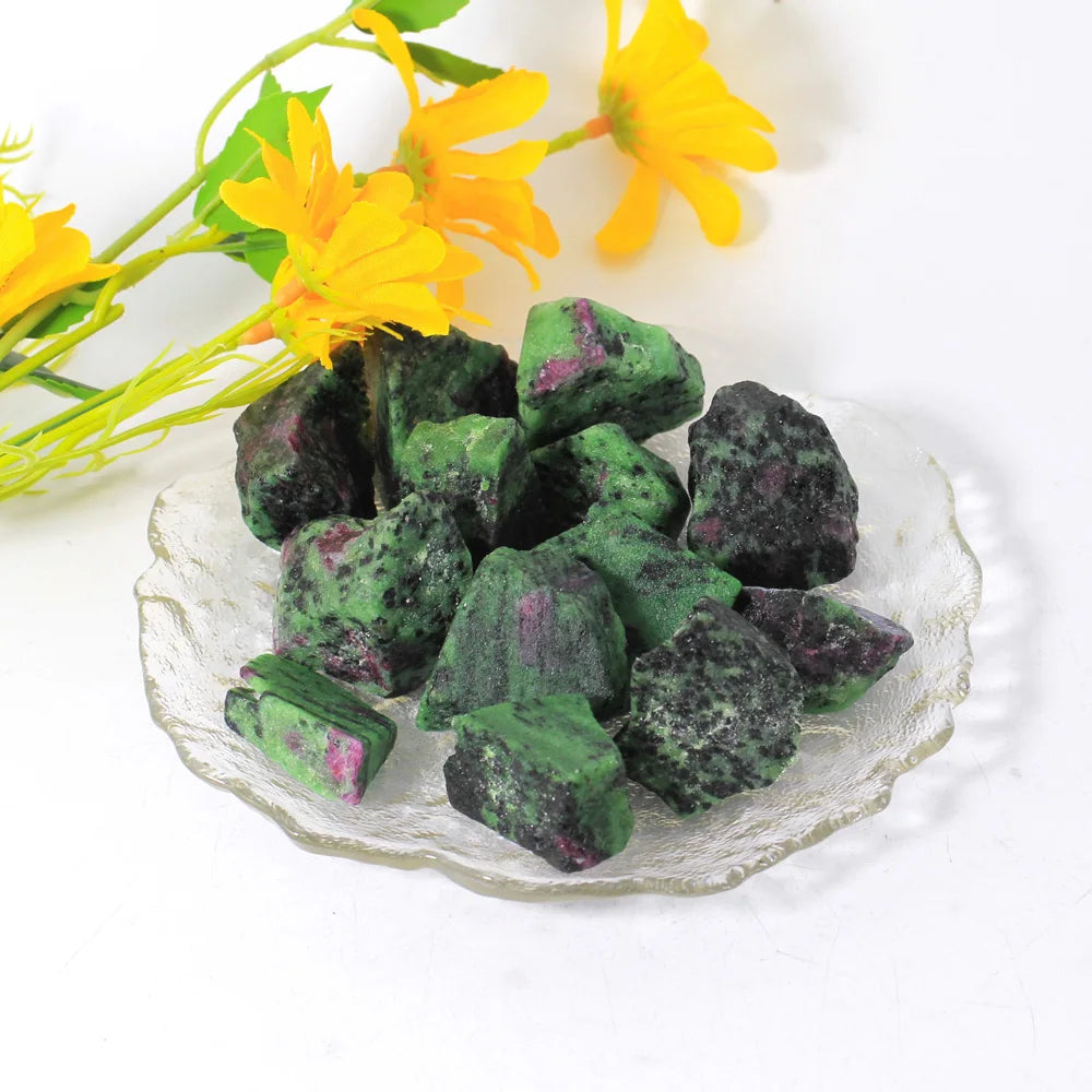 Hot Sales Natural Epidote Ruby Zoisite Rough Amethyst Quartz Healing Stones for Home Decoration Mascot Love Themes for Gifts