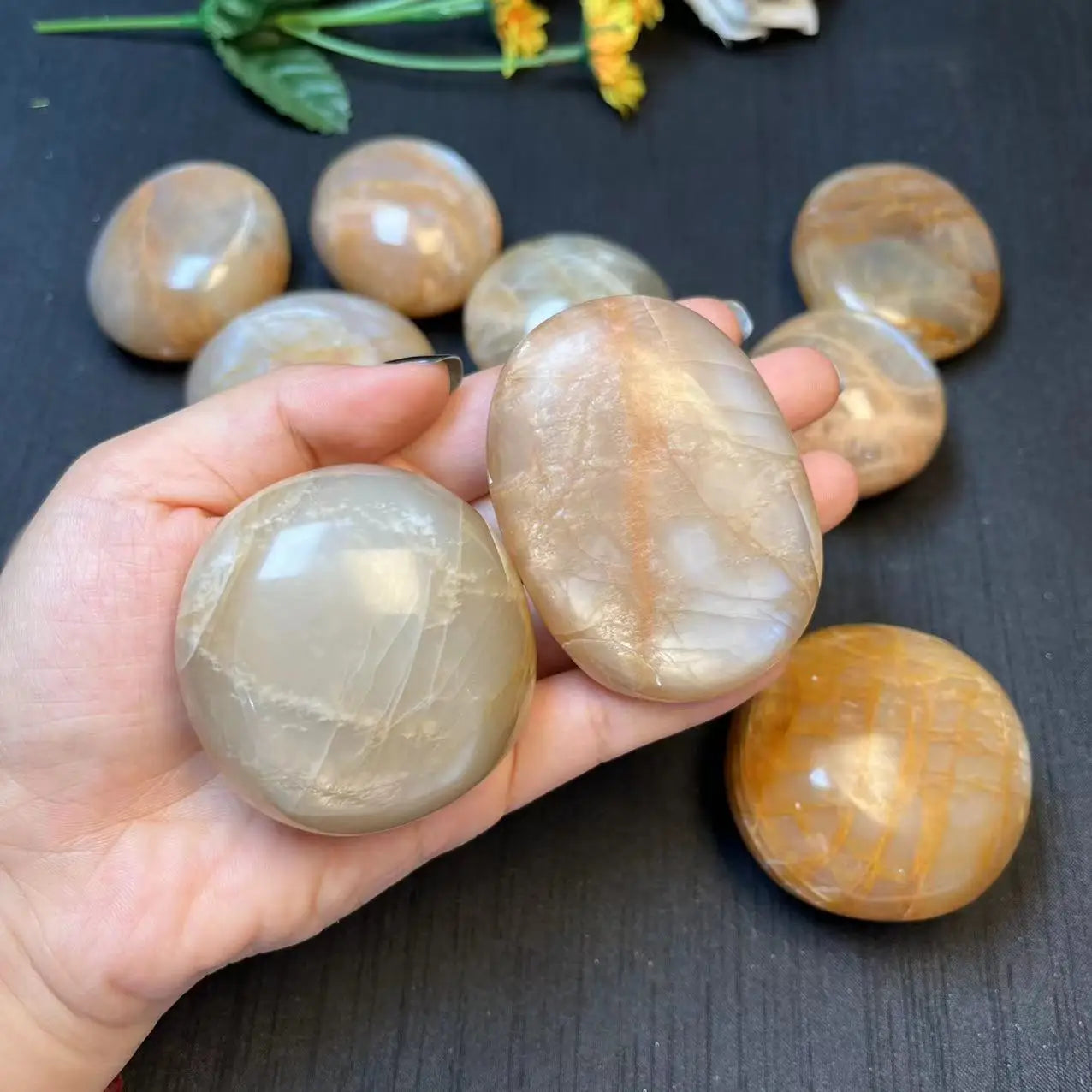 Hot Sale Polished Reiki Stone Healing Quartz Crystal Palm Stone Peach Moonstone for Fengshui Decoration