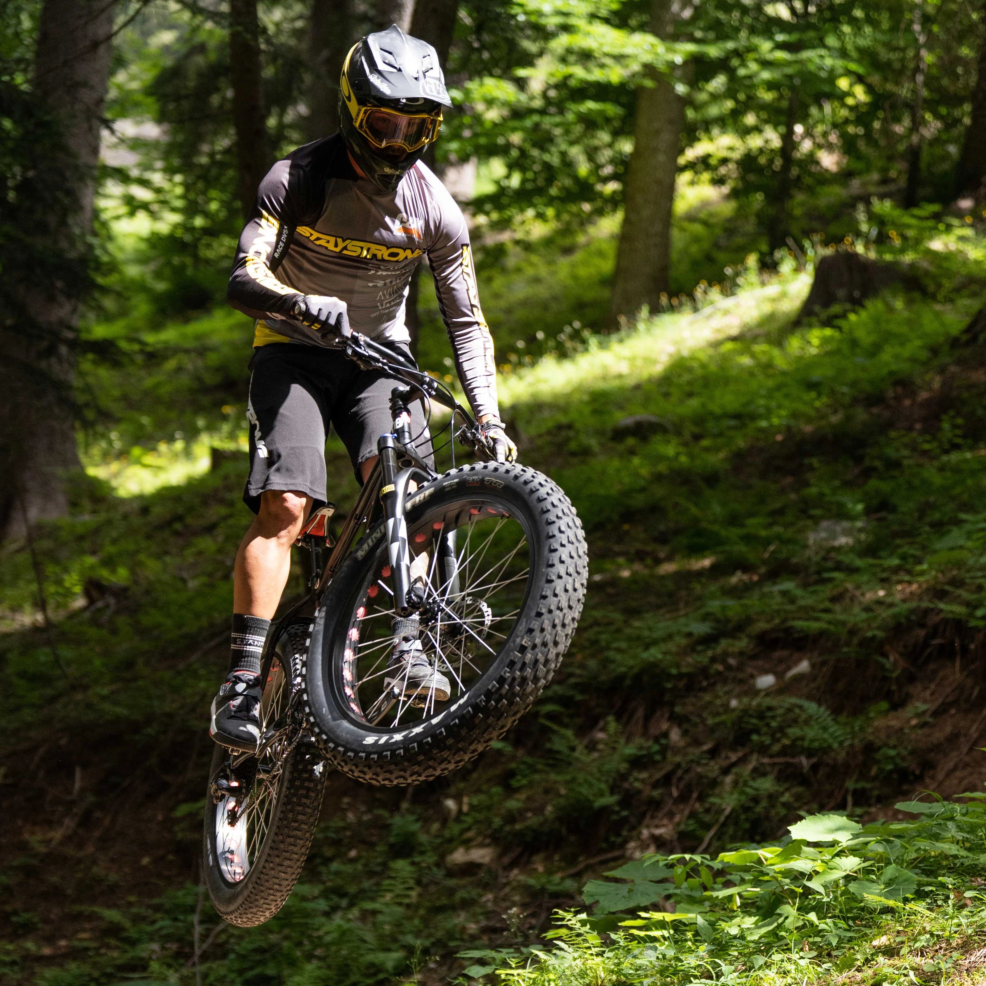 20/26 Air Suspension Fat Fork Rebound Adjust 1 1/5 Straight Manual/Remote Lockout Ultralight Mountain Bike Front Forks