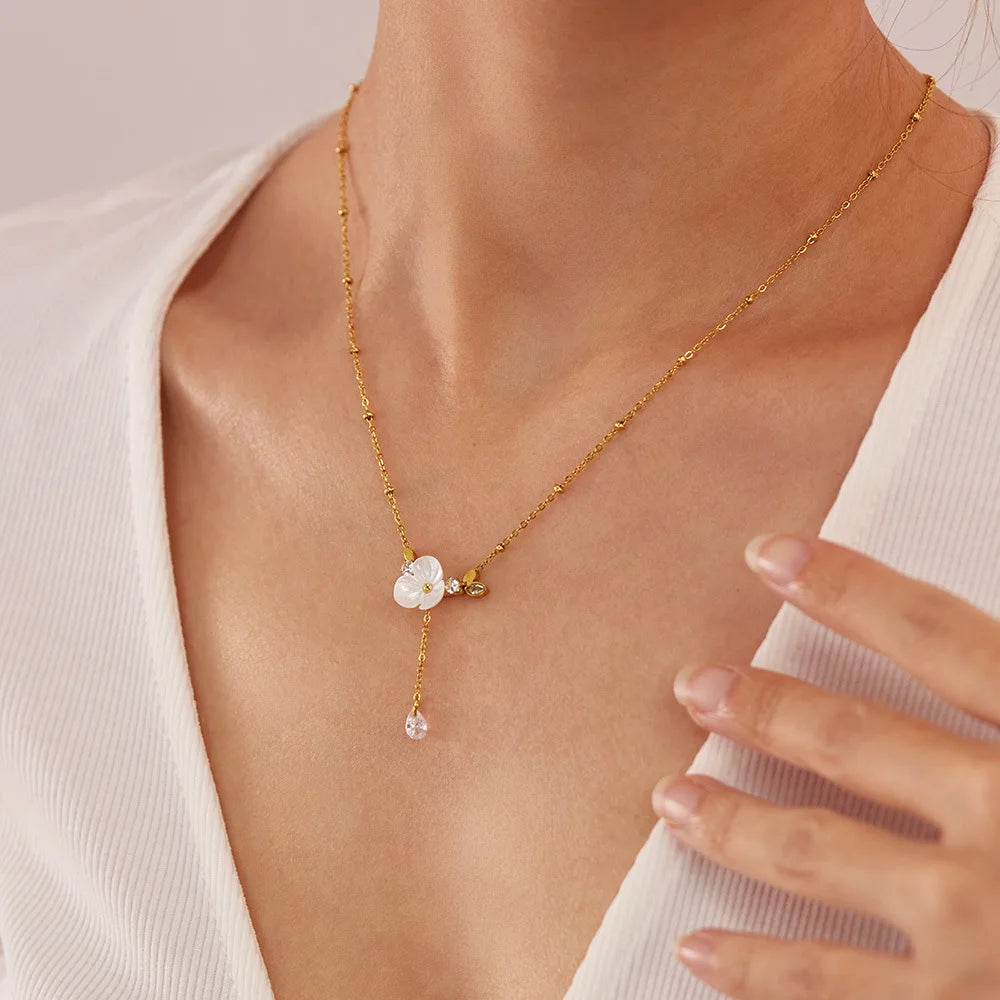 Chic Elegant Gold-Plated Stainless Steel Necklace Artificial Shell Flower Chain Zircon Pendant Women's Delicate Fashion Jewelry