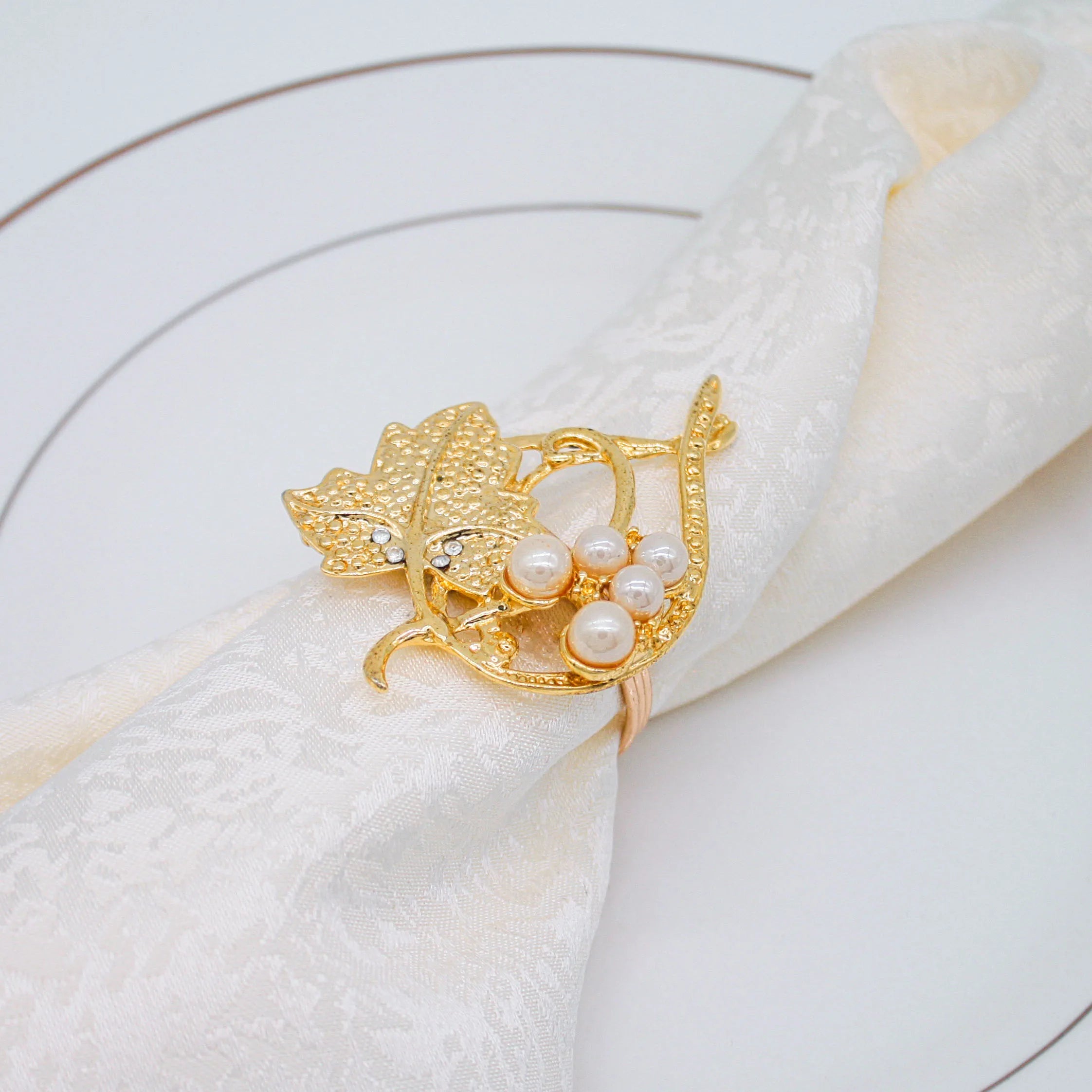 Wholesale Gold Metal Leaf Napkin Rings Holder Pearl Table Accessories for Party & Thanksgiving Table Decoration Stocked Feature