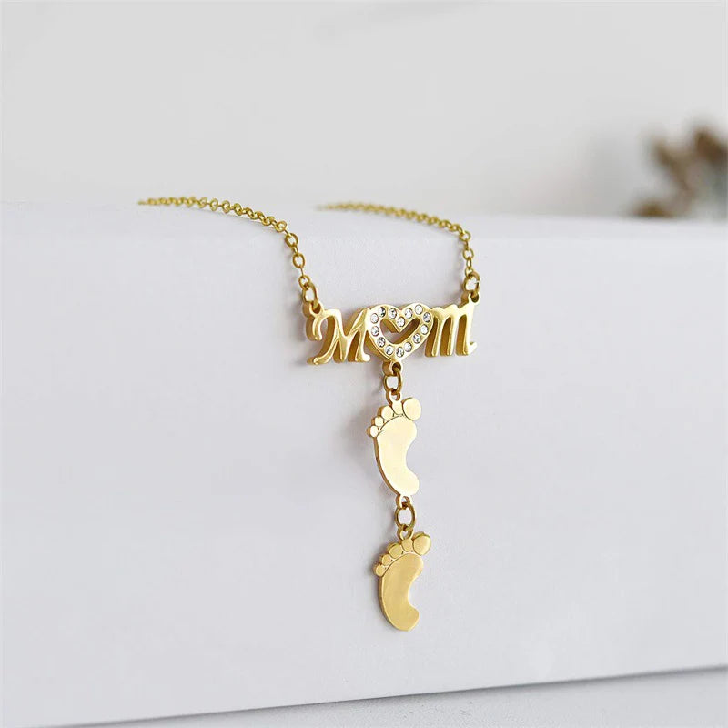 New Minimalist Design Stainless Jewelry Custom MOM English Letter Two Feet Pendant Heart-shaped Zircon Collarbone Chain Necklace