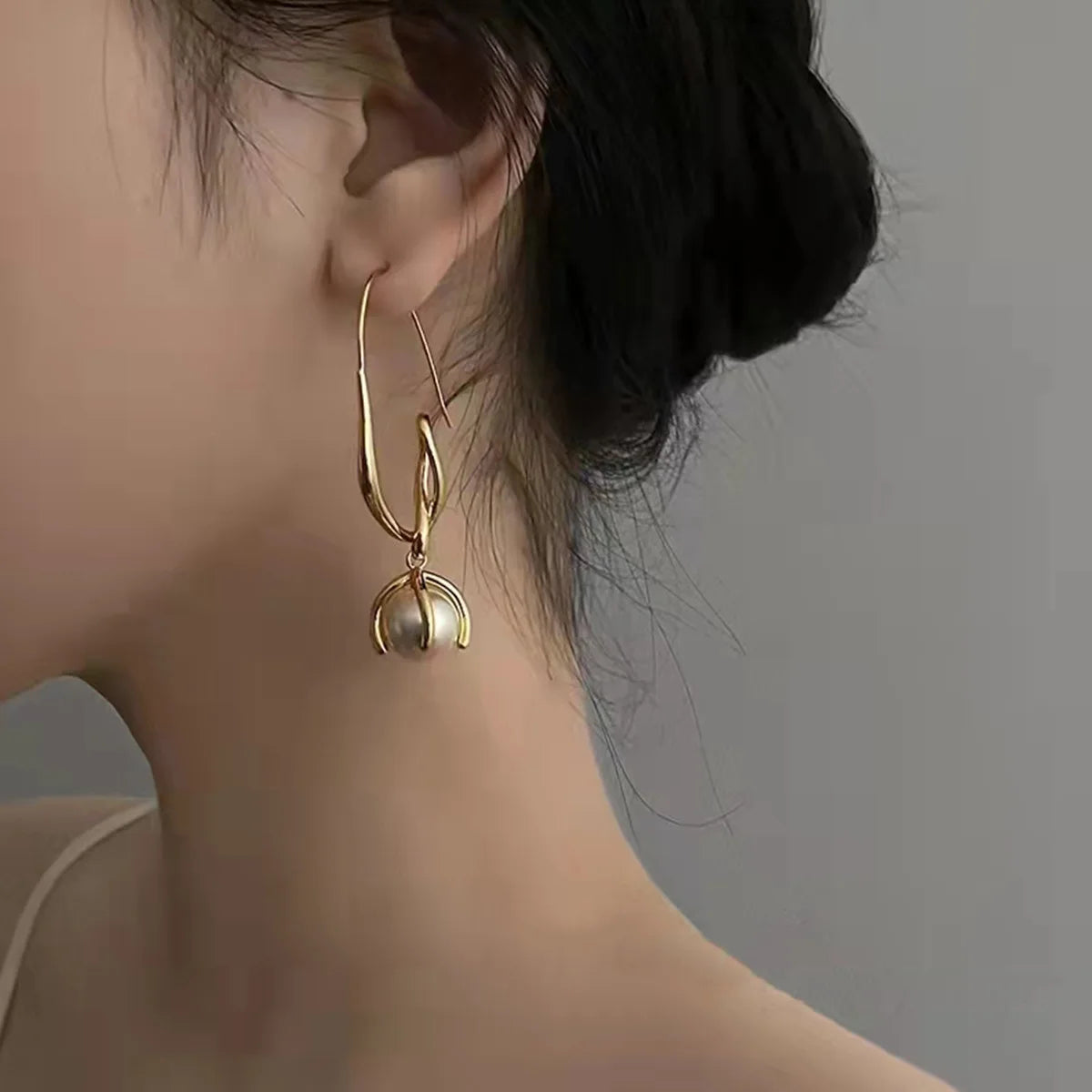 Korean Design Ladies Elegant Earrings French Baroque Irregular Lines Twisted Geometric Earrings Exaggerated Personality Ear Drop