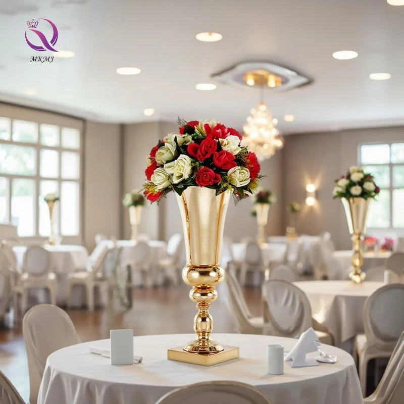 Hot Selling Designer Gold Table Top Decoration Trophy Metal Vase for Weddings Table Ornaments Supplies