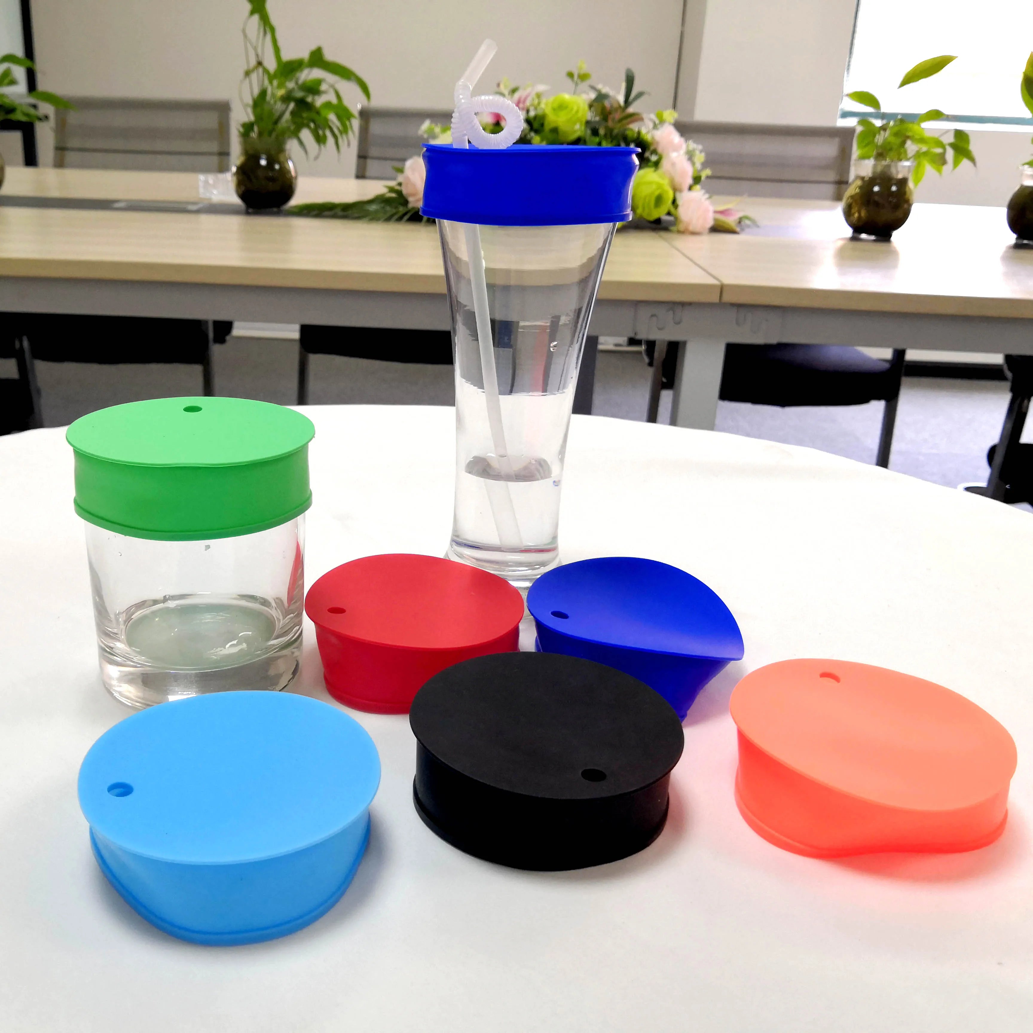 Custom Colors & LOGO Images Portable Anti-Spill Outdoors Newly-Designed Food-Grade Silicone Cup Cover Lid