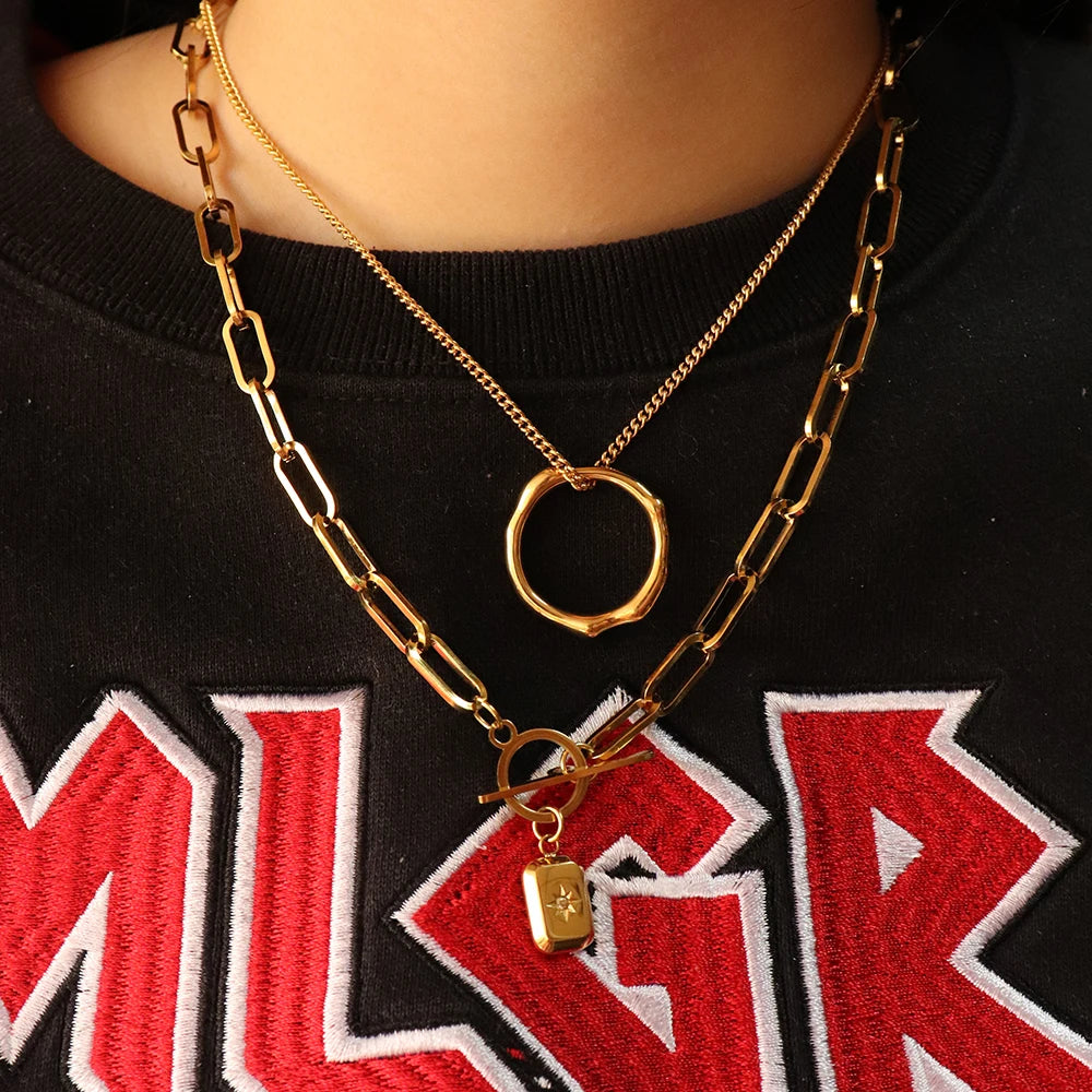 Chris April Fashion Jewelry in Stock PVD Gold Plated 316L Stainless Steel Retro Shaped Sweater Chain Necklace with Round Pendant