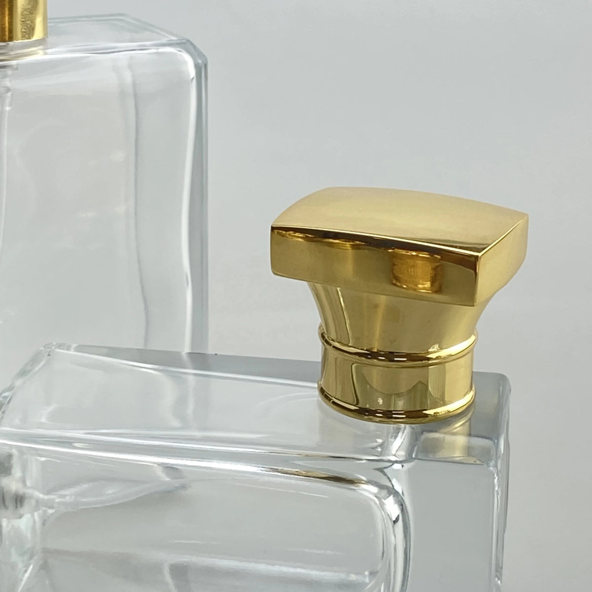 Square Zinc-Alloy Metal Perfume Bottle Pump Sprayer with Customizable Design and Custom Brand for Cosmetic Use