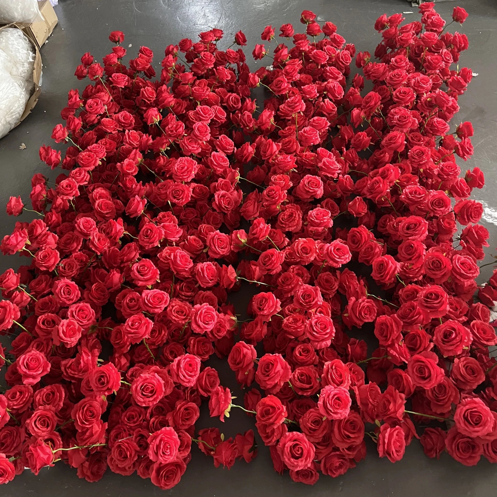 Silk White Red Roses Artificial Aisle Flowers Runner Fake Flower Arrangement Rows Wedding Decoration Backdrop for Event Stage