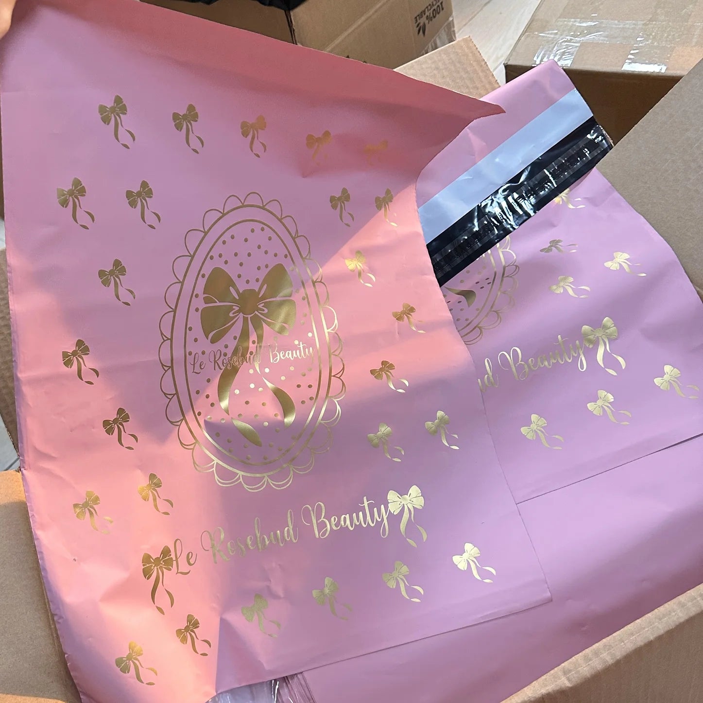 2025Wholesale Custom Gift Bags with Logo Shopping Bag with Hot Stamping Paper Bags Beautiful Logo