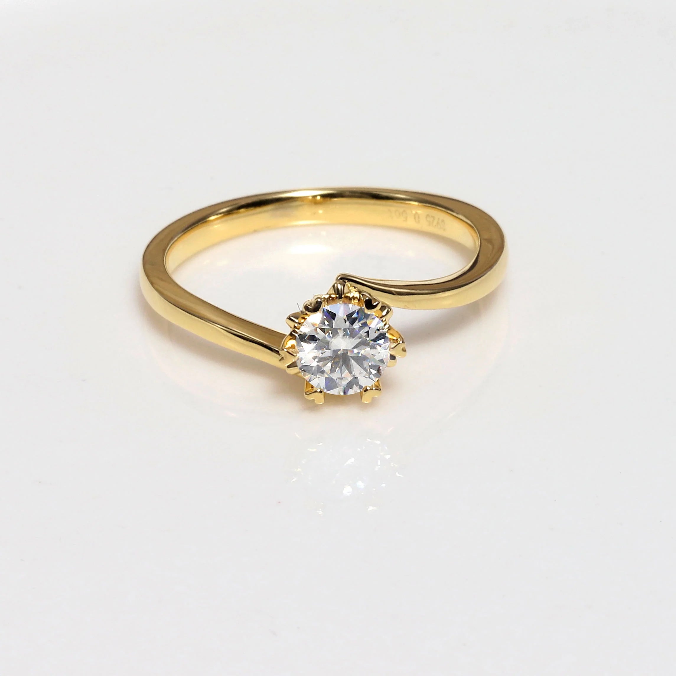 M01D Abiding Classic Gold Plated 925 Silver 0.5 CT Round Moissanite Solitaire Twist Ring for Women Wedding Engagement