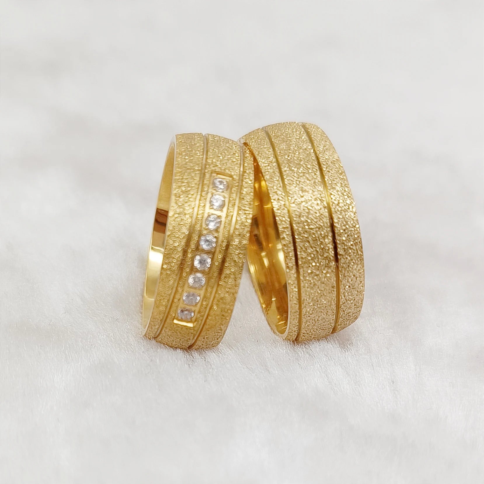Classic Modern 2pcs Pair Wedding Engagement Rings Sets for Men and Women Wholesale 18k Gold Plated Stainless Steel Jewelry