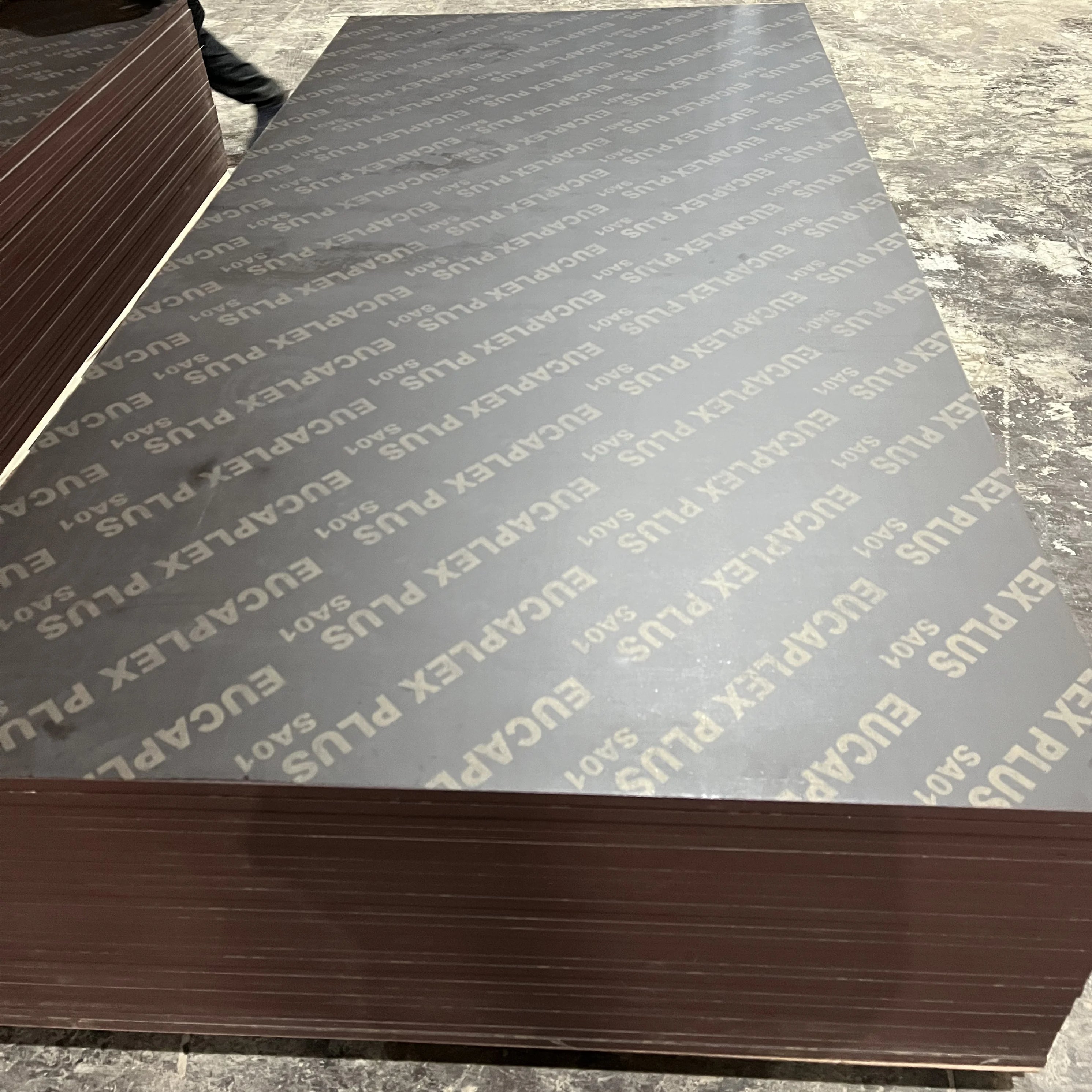 High-quality Eco-friendly 15mm/18mm Laminated Architectural Plywood E1 Grade Standard the Top Choice for Outdoor Applications.