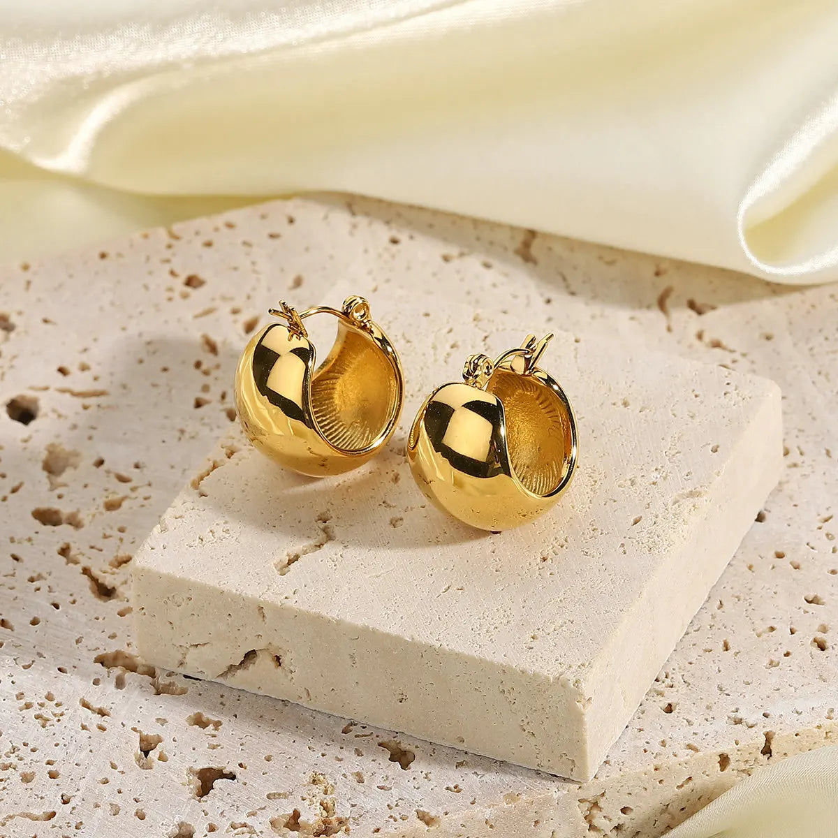 Europe Wholesale 18K Gold Stainless Steel Earrings Round 18K Gold Plated Hoop Clip on Earrings Jewelry