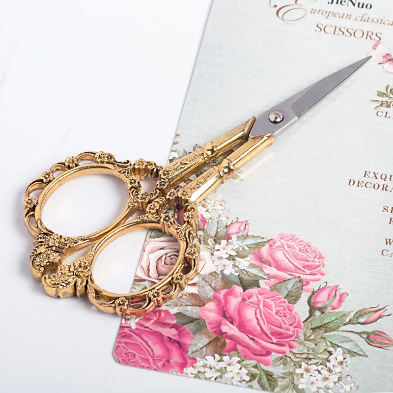 1Pcs *4 Colors Wholesale European Style Stainless Steel Classic Retro Plum Scissors DIY Handmade Small Cross-Stitch Scissors M1+